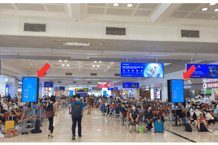 26 bảng quảng cáo màn hình LED ốp cột dạng dọc tại Sân bay Quốc tế Nội Bài, Hà Nội (Khu vực sạc pin)