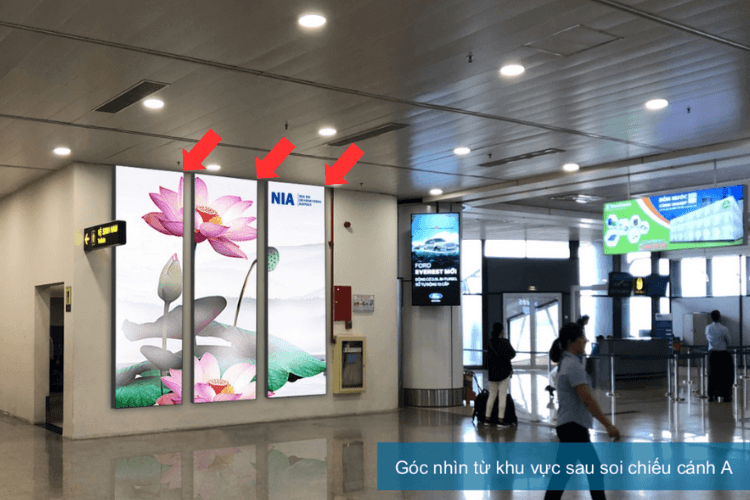 1 bảng quảng cáo màn hình LED ốp tường dọc tại Sân bay Quốc tế Nội Bài, Hà Nội (khu vực soi chiếu an ninh, cánh A, Nhà ga T1)