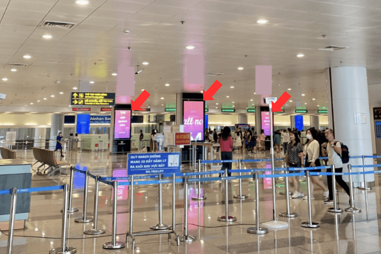 1 bảng quảng cáo màn hình LED ốp tường dọc tại Sân bay Quốc tế Nội Bài, Hà Nội (khu vực nhập cảnh, tầng 2, Nhà ga T2)
