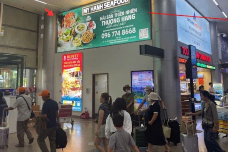 1 bảng ốp tường tại khu vực lối ra ga đến Quốc nội cửa A4, Sân bay Quốc tế Đà Nẵng