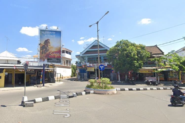 1 Panel Vertical Static Billboard at Jl. Diponegoro, Kabupaten Sumbawa, Sulawesi Barat (in front of Rocket Chicken)