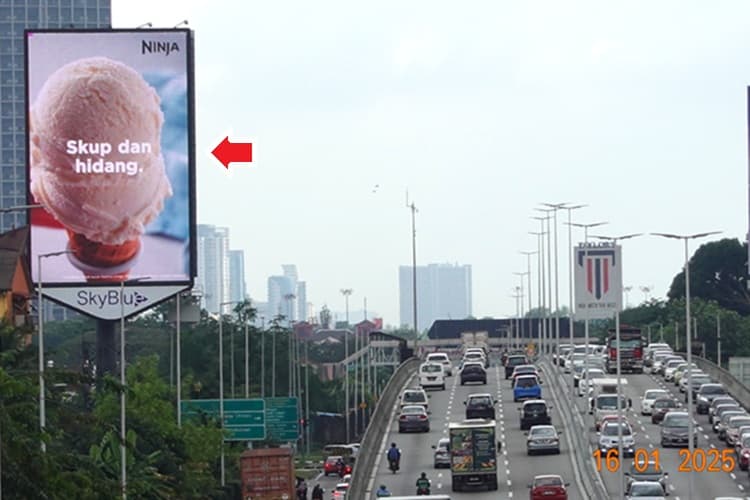 1 Panel Vertical Digital Screen Billboard at LDP Sunway Intersection, Petaling Jaya, Selangor