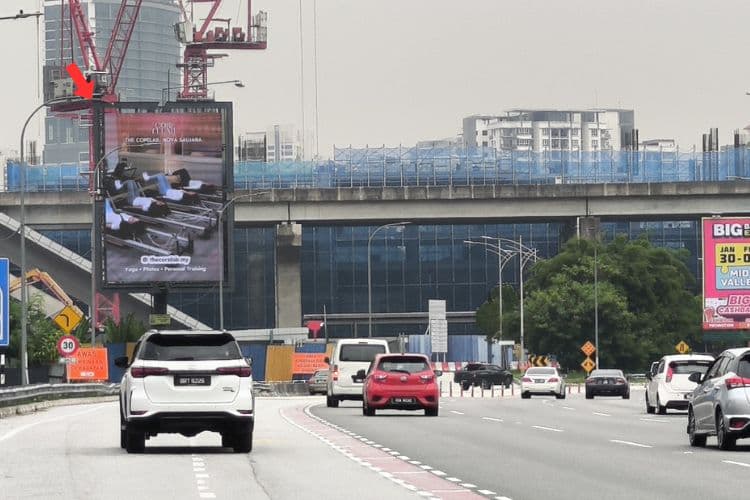 1 Panel Vertical Digital Screen Billboard at Jalan Lapangan Terbang Subang, Subang, Selangor (near LRT Ara Damansara)