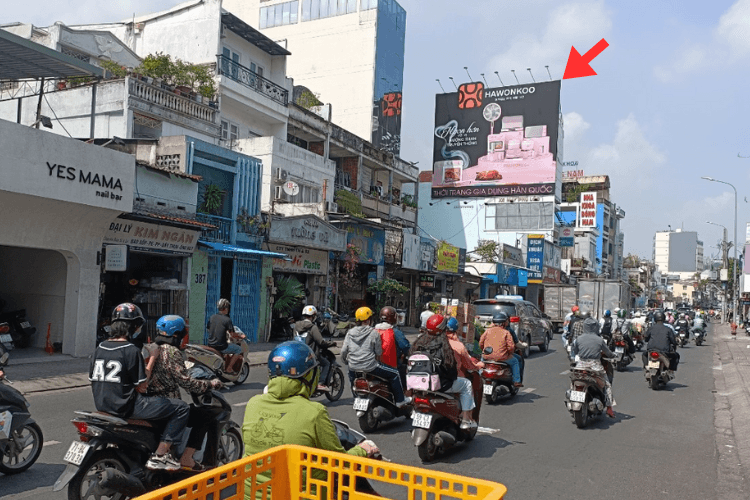 1 Panel Vertical Wall-mounted Pano Billboard at 405 Nguyen Kiem, Duc Nhuan Ward, Ho Chi Minh City